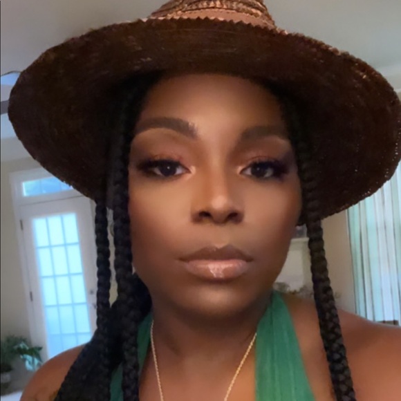 Meet your Posher, Deondra - Picture 1 of 1